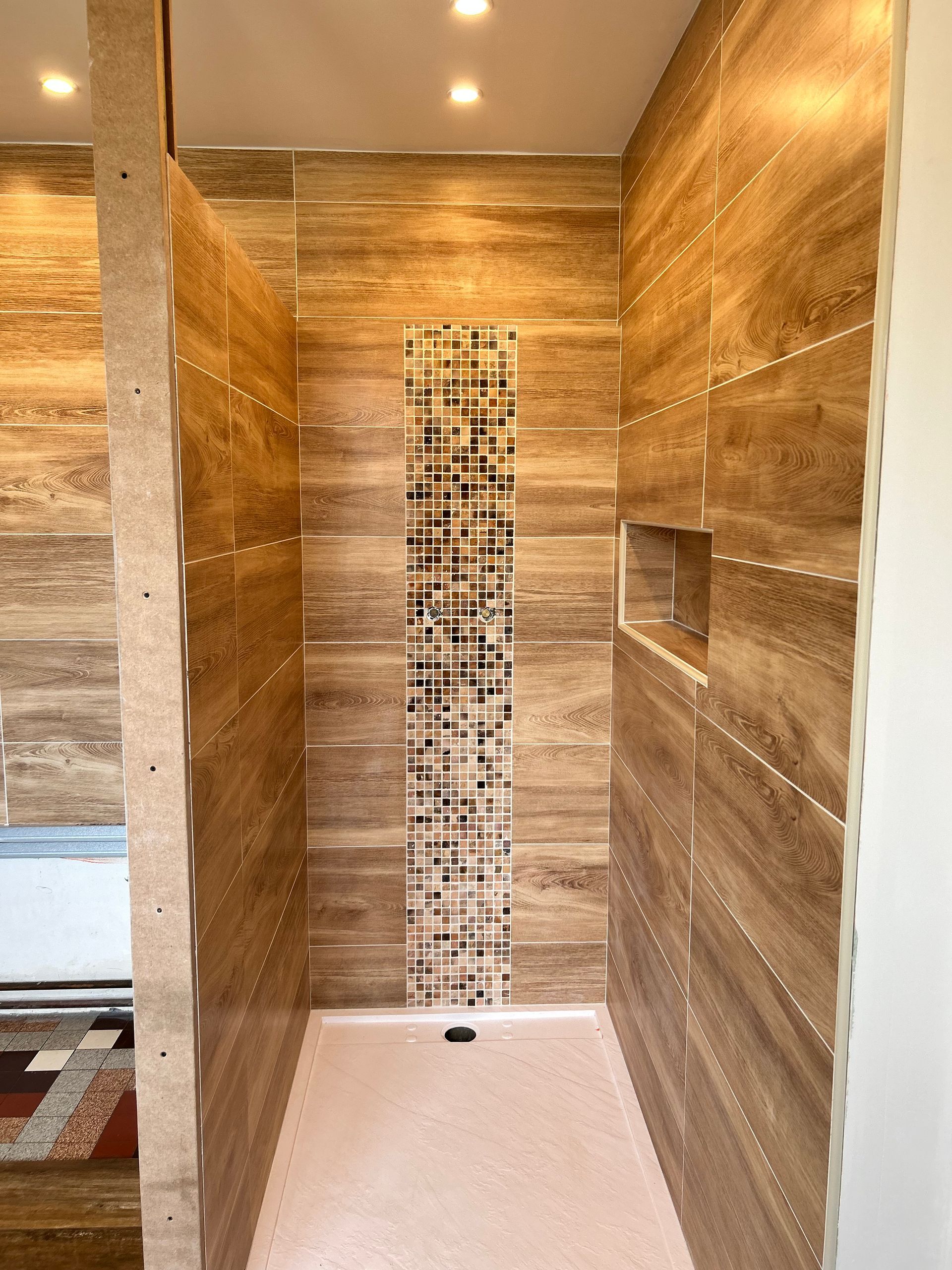 Douche italienne avec des carreaux effet bois