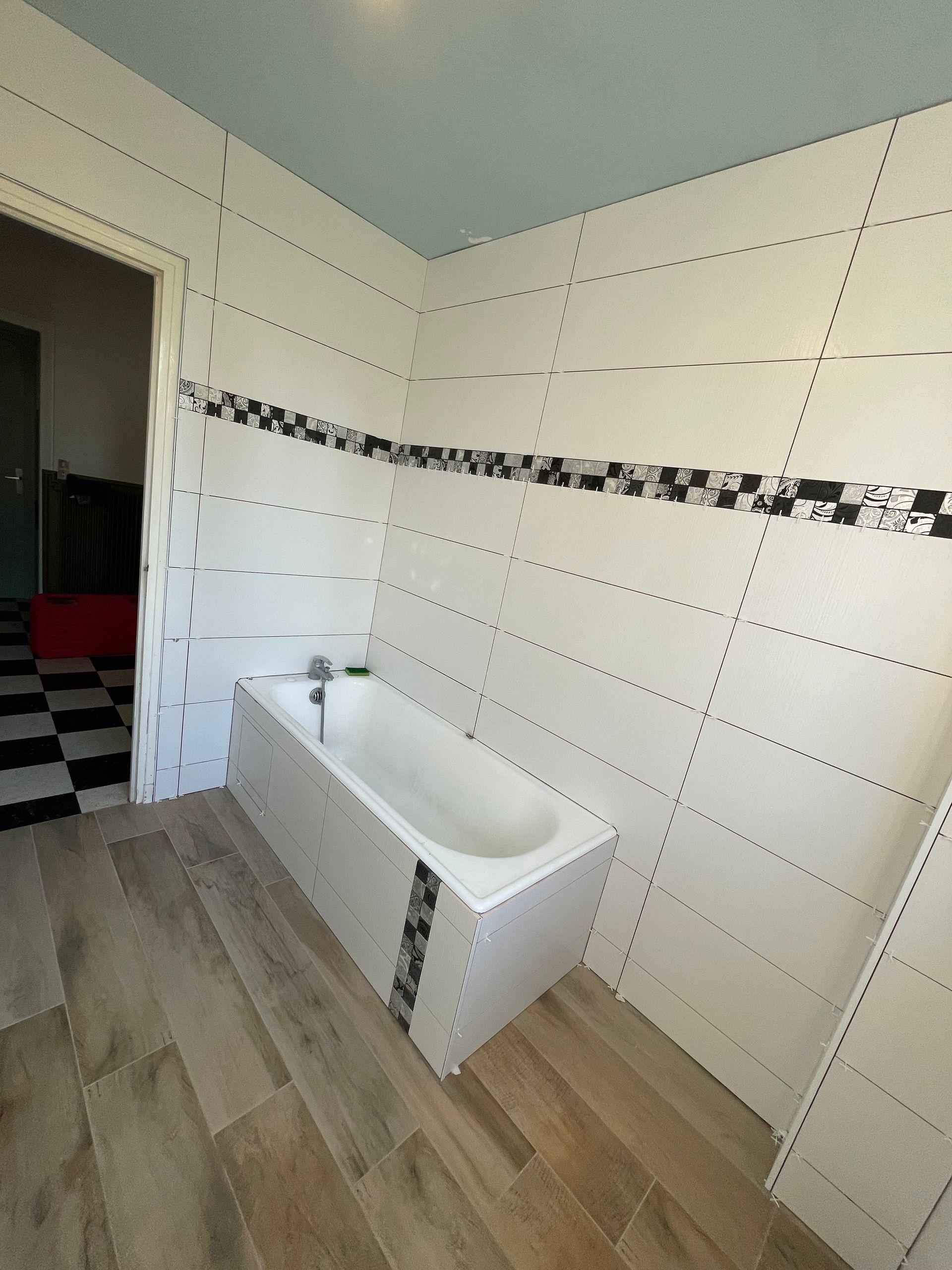 Salle de bains blanche avec une baignoire