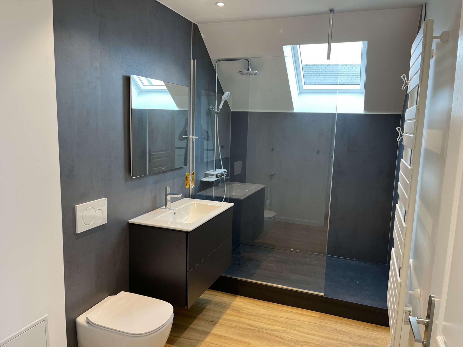 Salle de bains noire avec une douche italienne