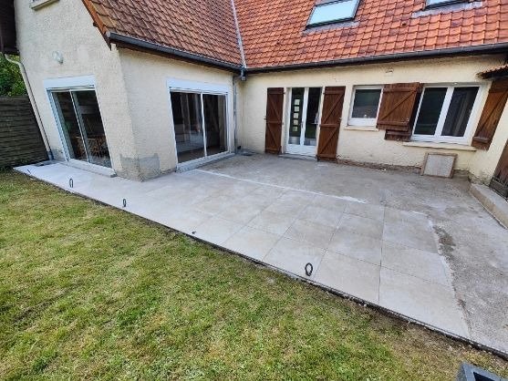 Pose d'une terrasse en carrelage beige