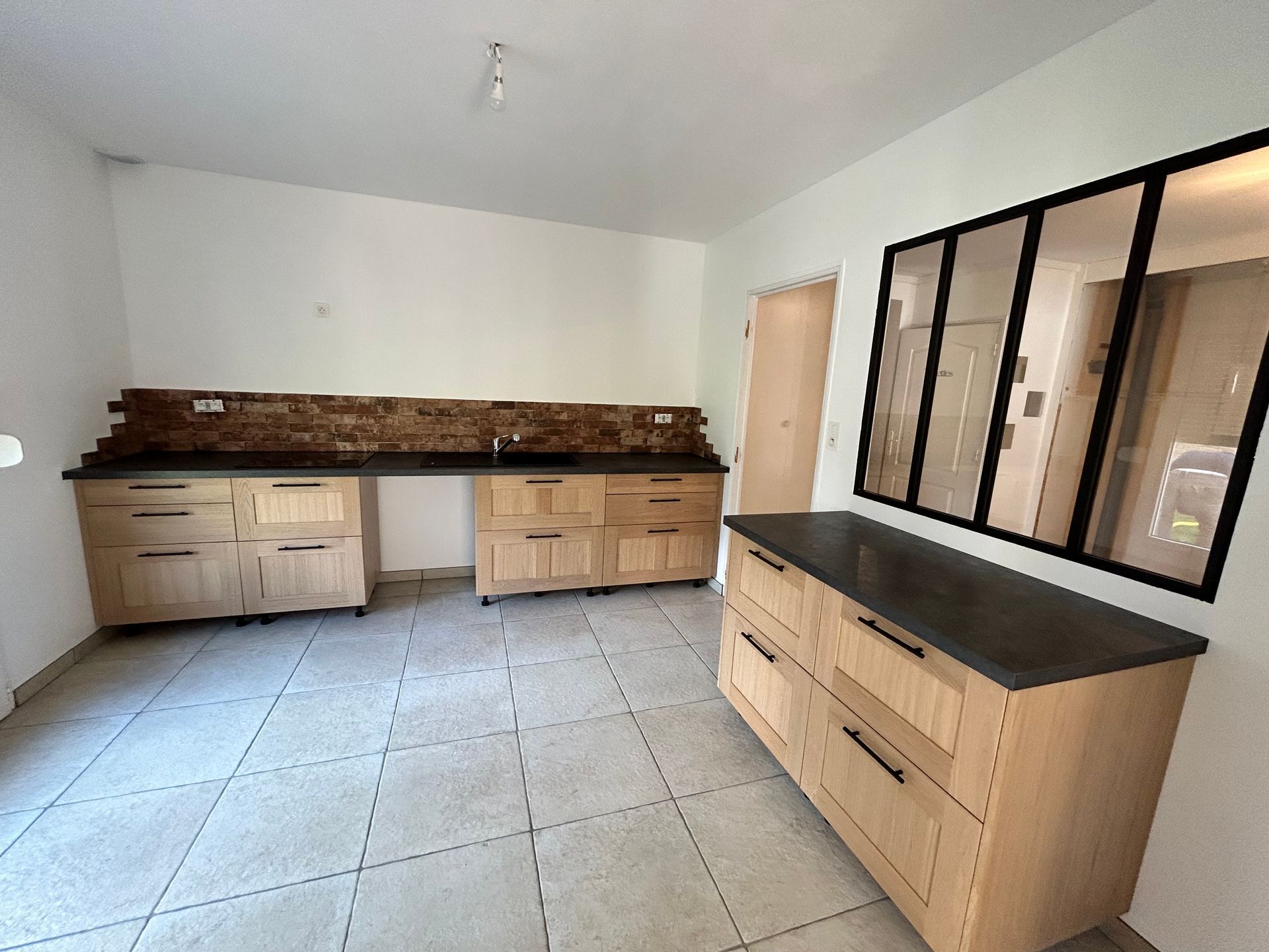 Pose de carrelage dans une cuisine