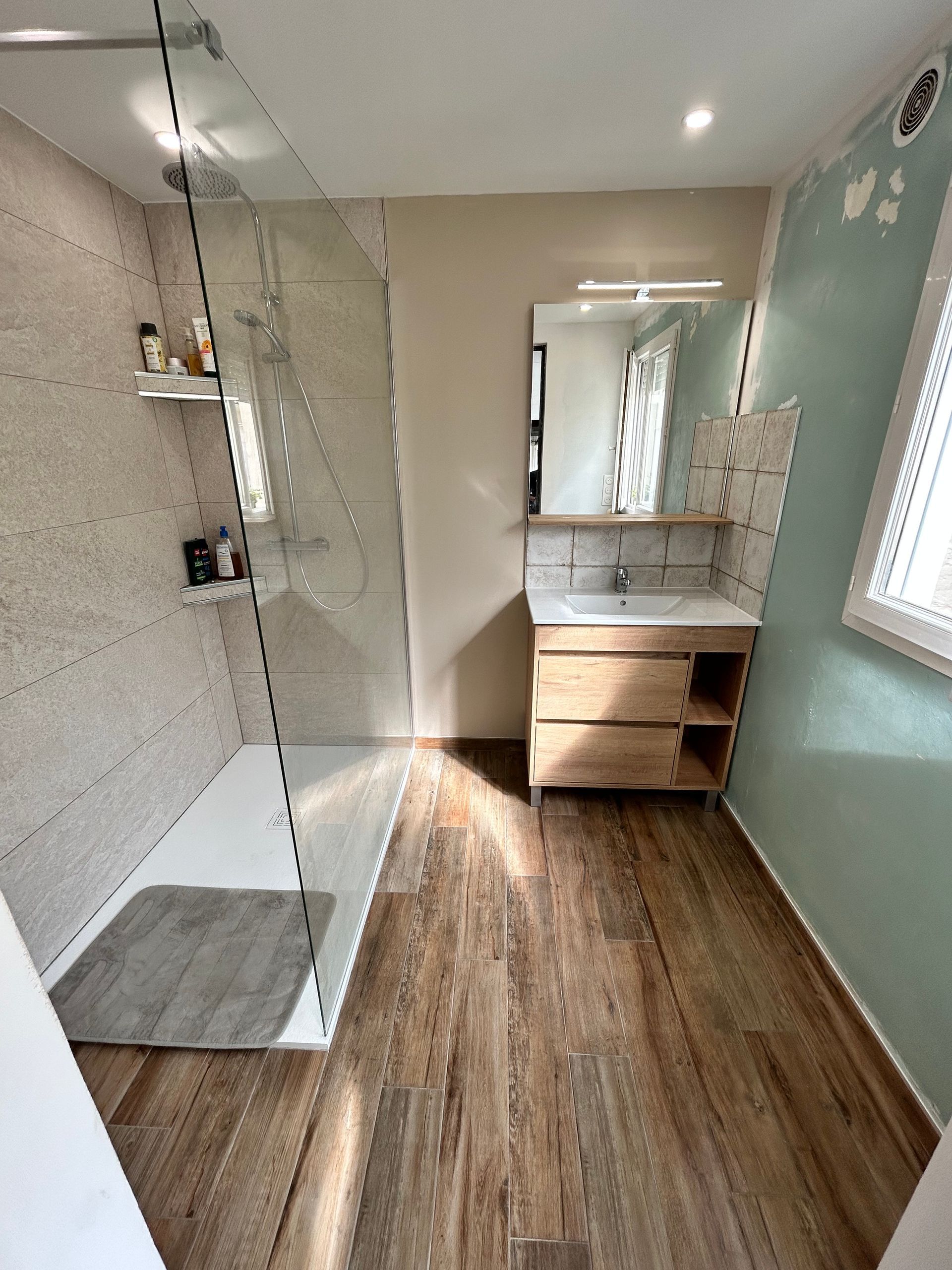 Salle de bains verte et beige avec douche italienne