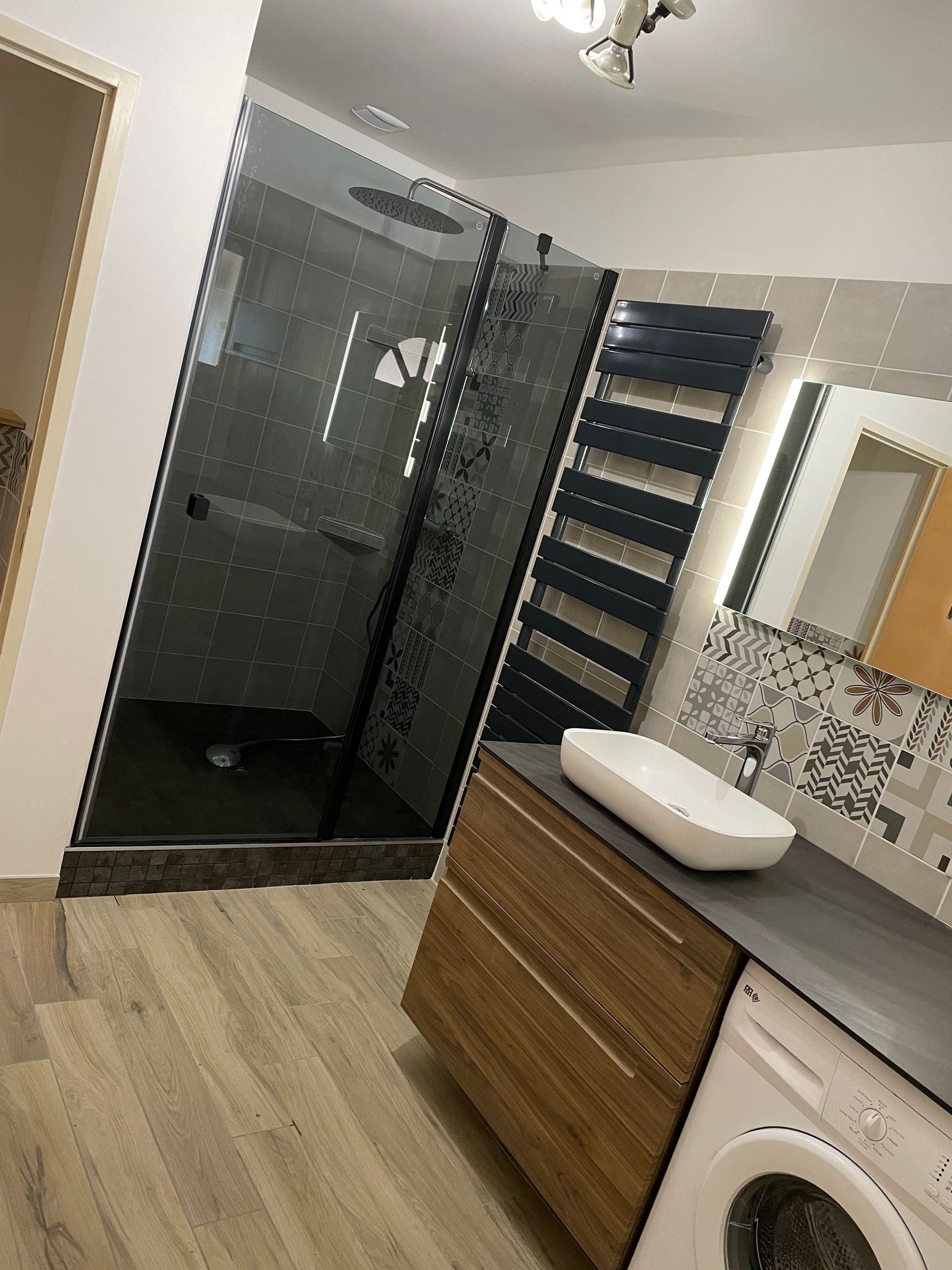 Salle de bains avec paroi de douche opaque