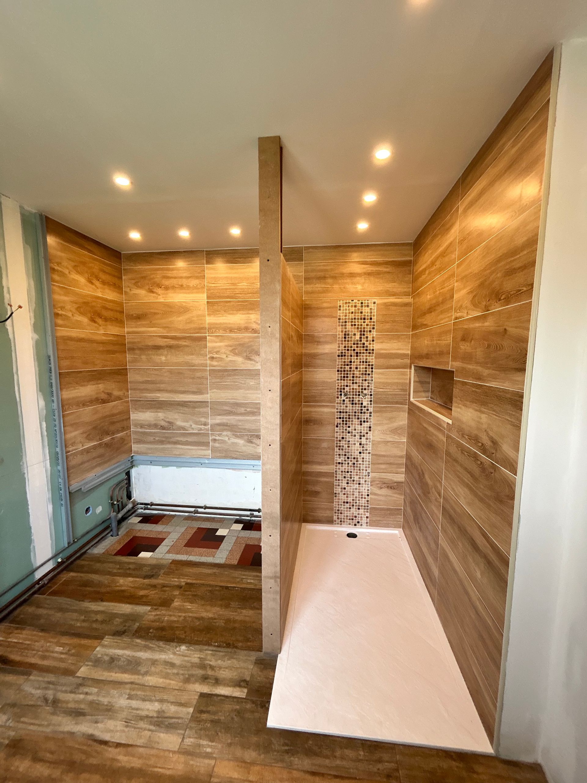 Salle de bains en cours de rénovation - carreaux marron