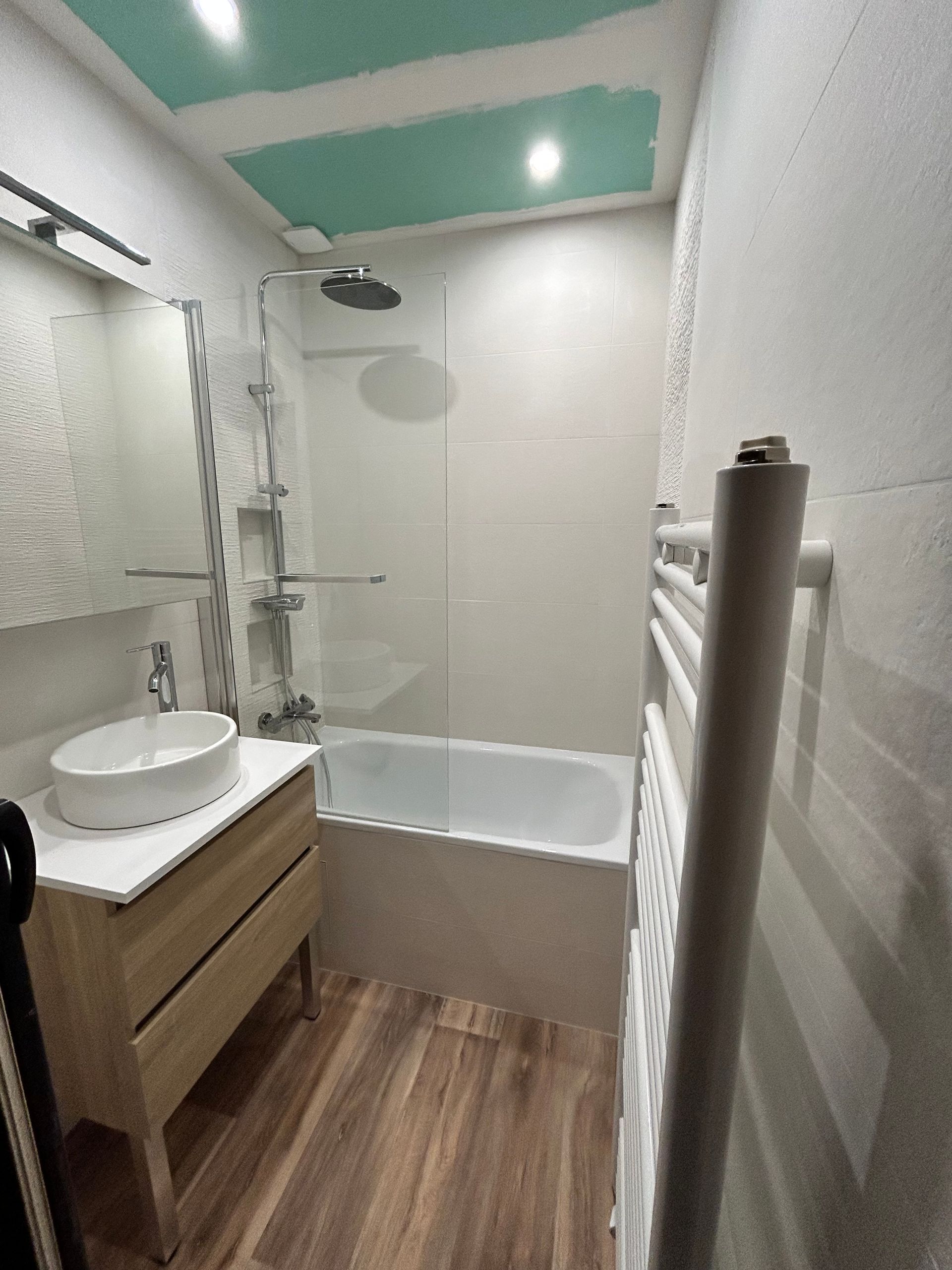 Salle de bains avec une baignoire et un sèche-serviettes