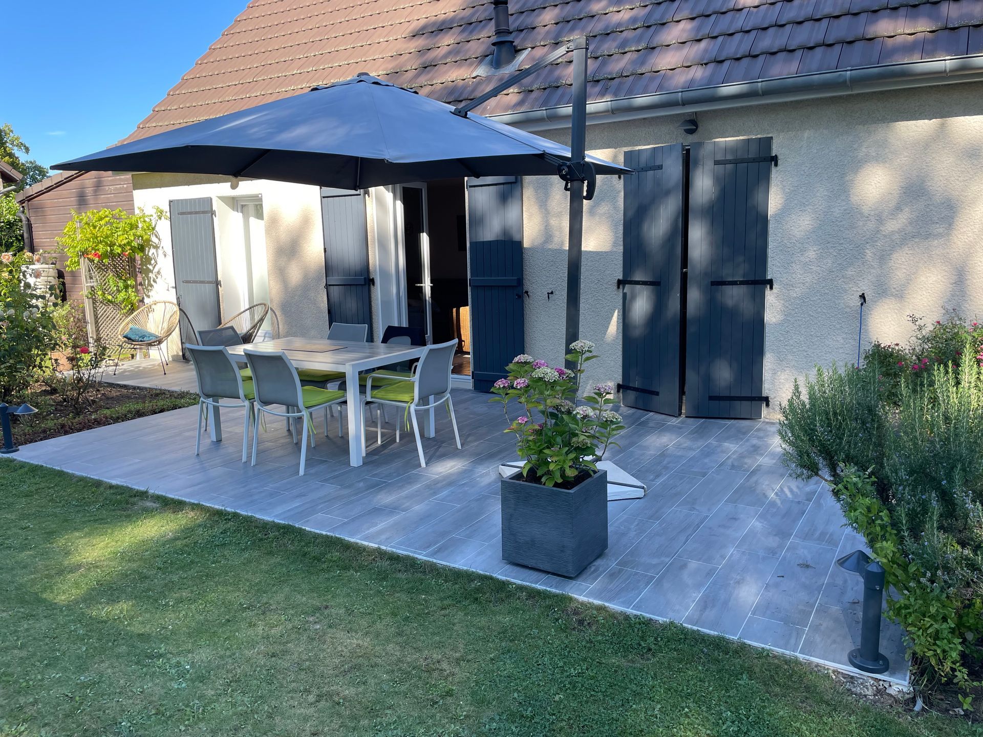 Grande terrasse en carrelage