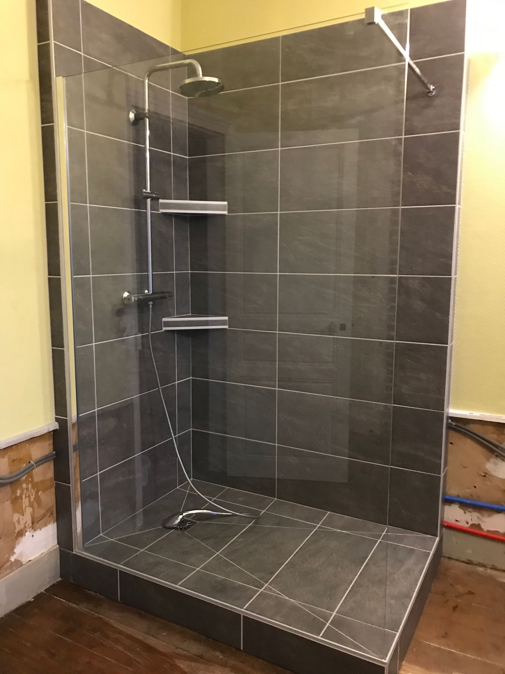 Douche italienne avec carreaux noirs et murs jaune