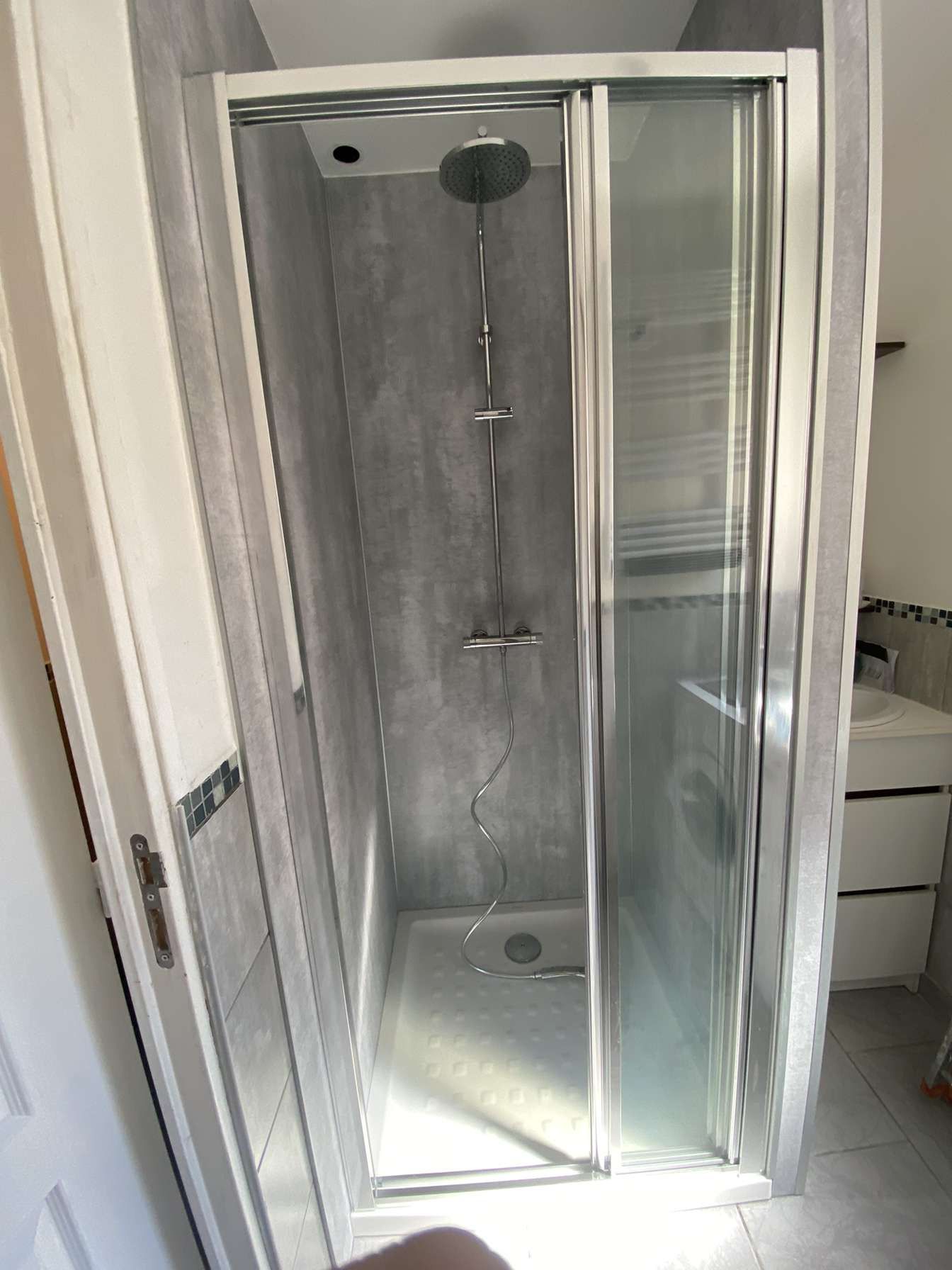 Douche grise avec porte vitrée