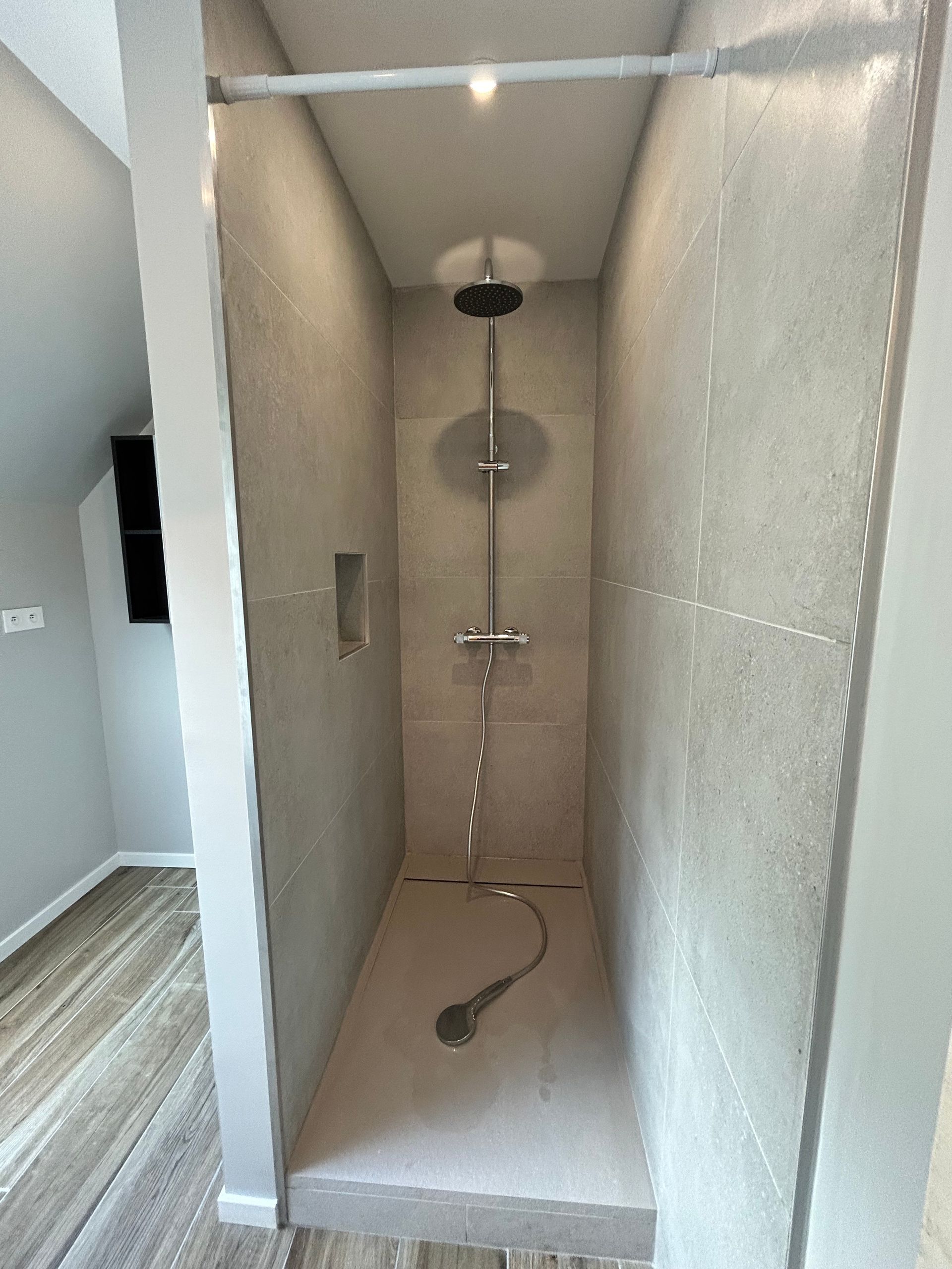 Douche italienne avec grands carreaux beiges