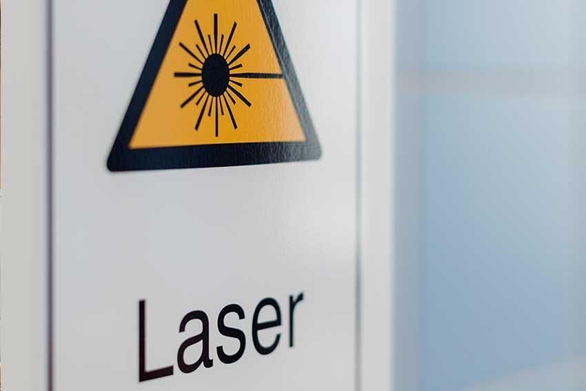 Eine Nahaufnahme eines Schildes mit der Aufschrift „Laser“