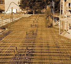 Un hombre está de pie sobre un piso de concreto.