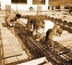 Un grupo de hombres está trabajando en un sitio de construcción.