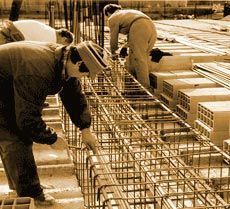 Un grupo de trabajadores de la construcción está trabajando en un sitio de construcción.