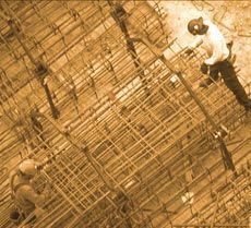 Un grupo de trabajadores de la construcción está trabajando en un sitio de construcción.
