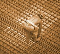 Un trabajador de la construcción está trabajando en una estructura de acero.