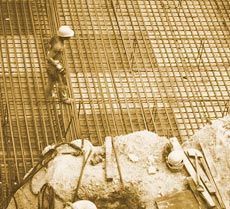 Un grupo de trabajadores de la construcción está trabajando en un sitio de construcción.