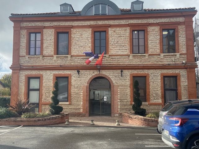Façade de mairie : encadrement des fenêtres et portes en briques foraines