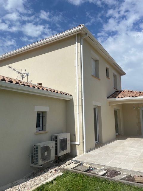 Maison avec une façade beige