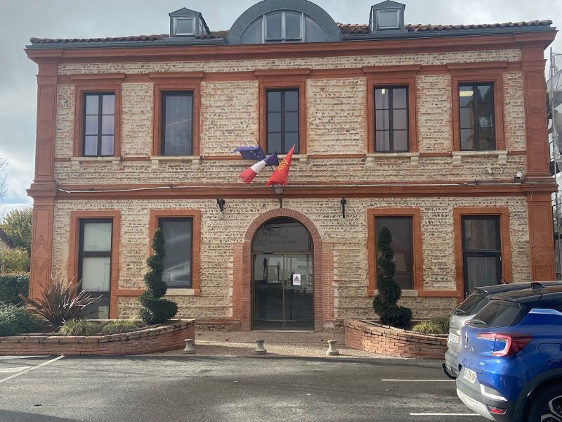 Façade de mairie en briques foraines