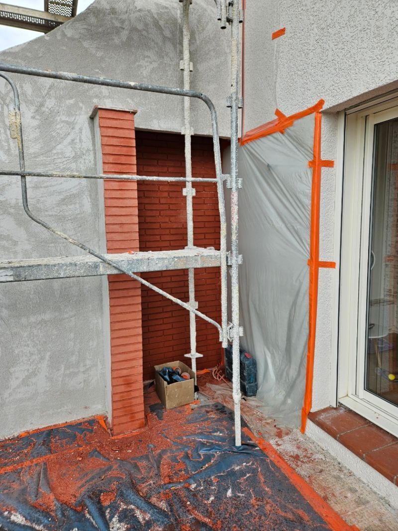 Travaux de pose de briques foraines en cours de réalisation