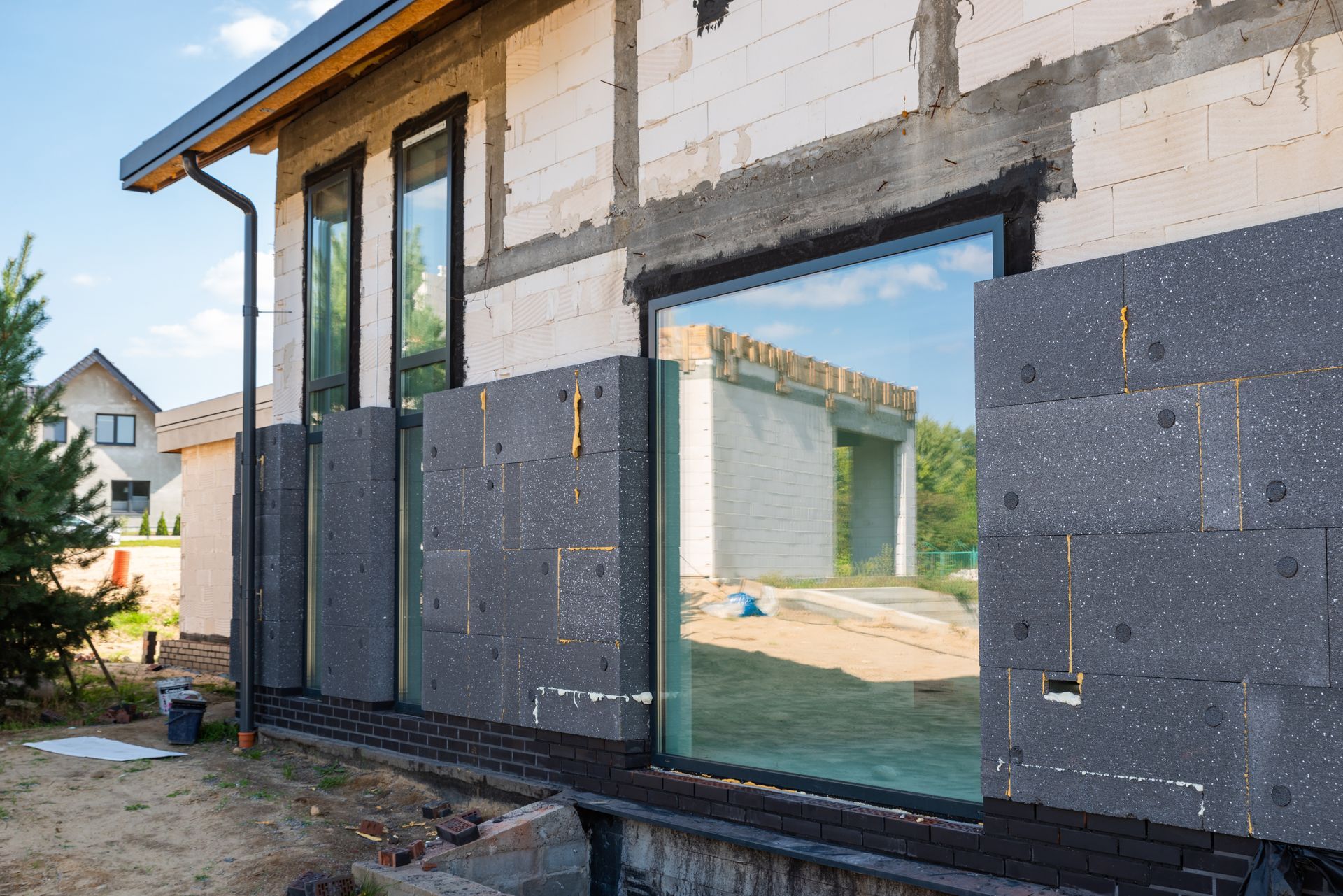 Isolation extérieure en cours de réalisation sur une façade de maison