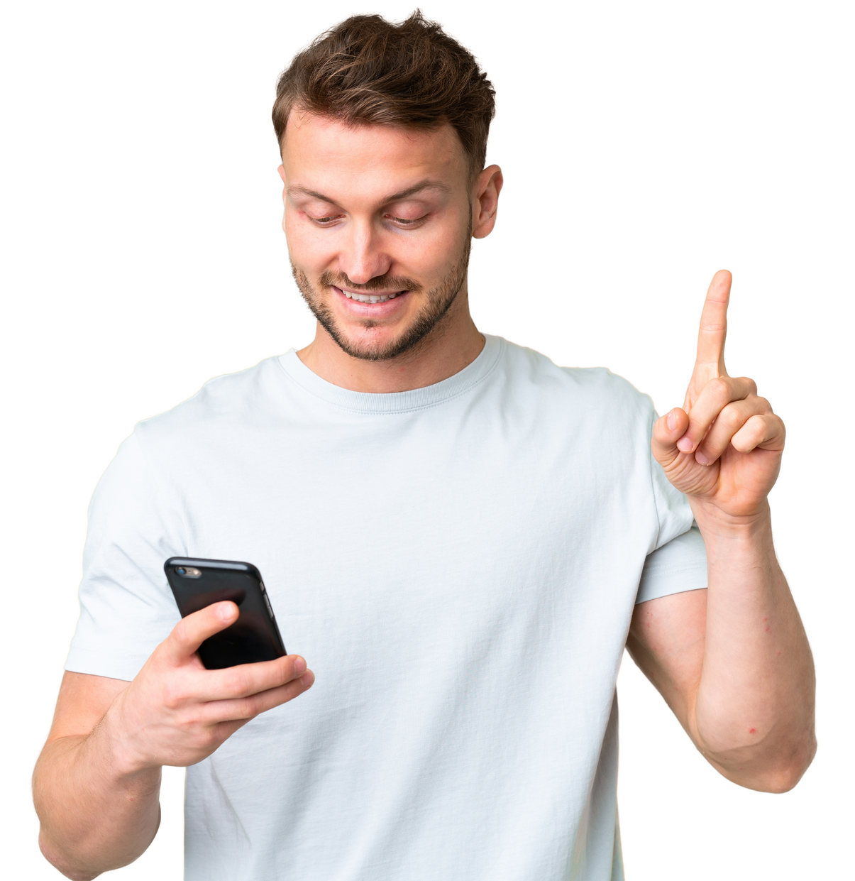 Homme en t-shirt blanc avec un doigt en l'air et un téléphone dans l'autre main