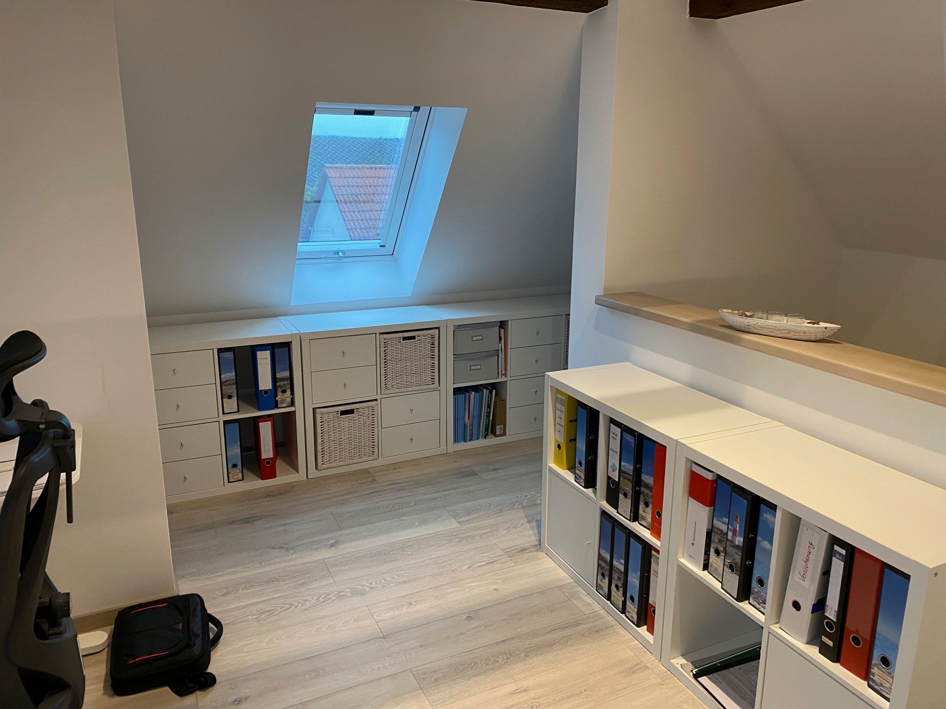 Ein Raum mit vielen Regalen und einem Fenster.