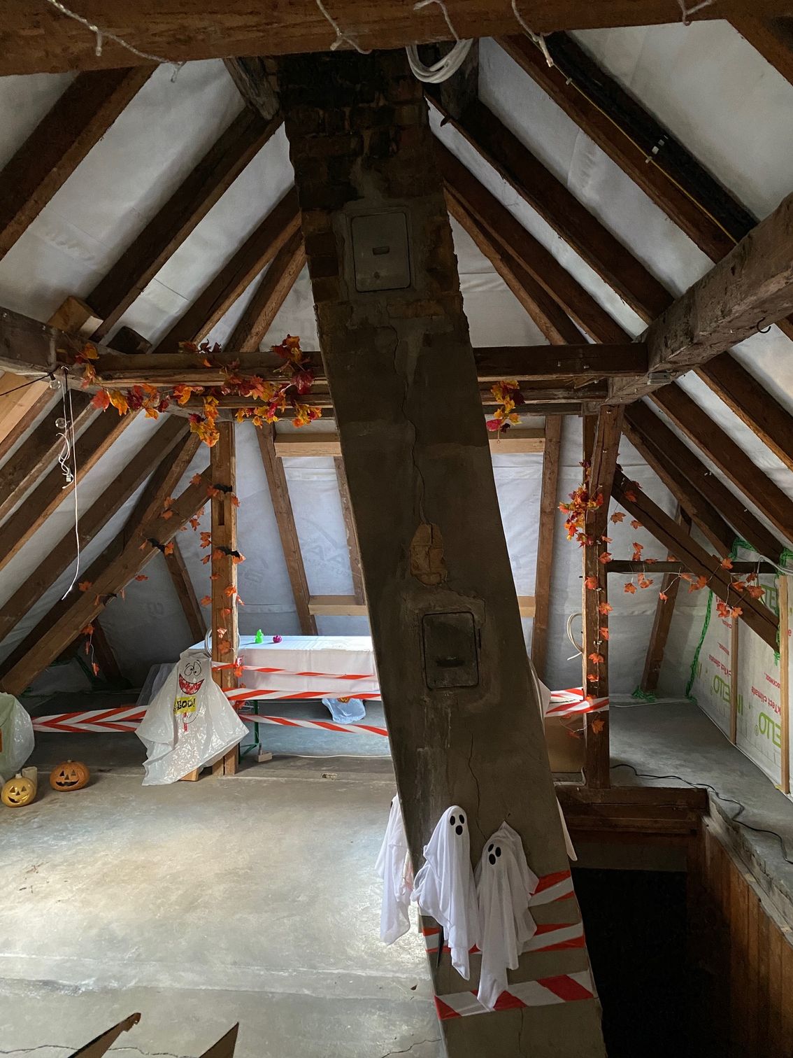 Der Dachboden ist für Halloween mit von der Decke hängenden Geistern dekoriert.