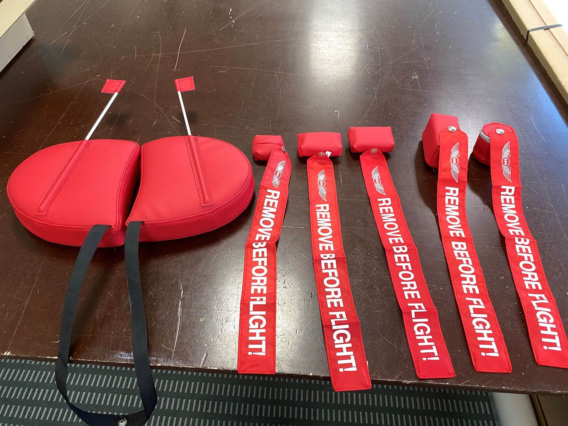 Ein Bündel roter Bänder mit der Aufschrift „Vor dem Flug entfernen“