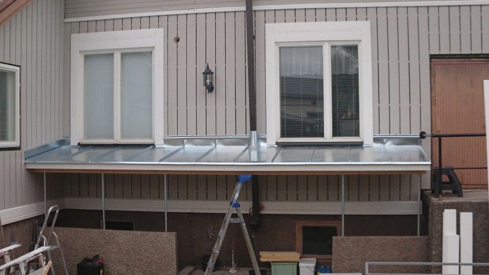 Remontoidut ikkunapellit ja katon ulkonema.