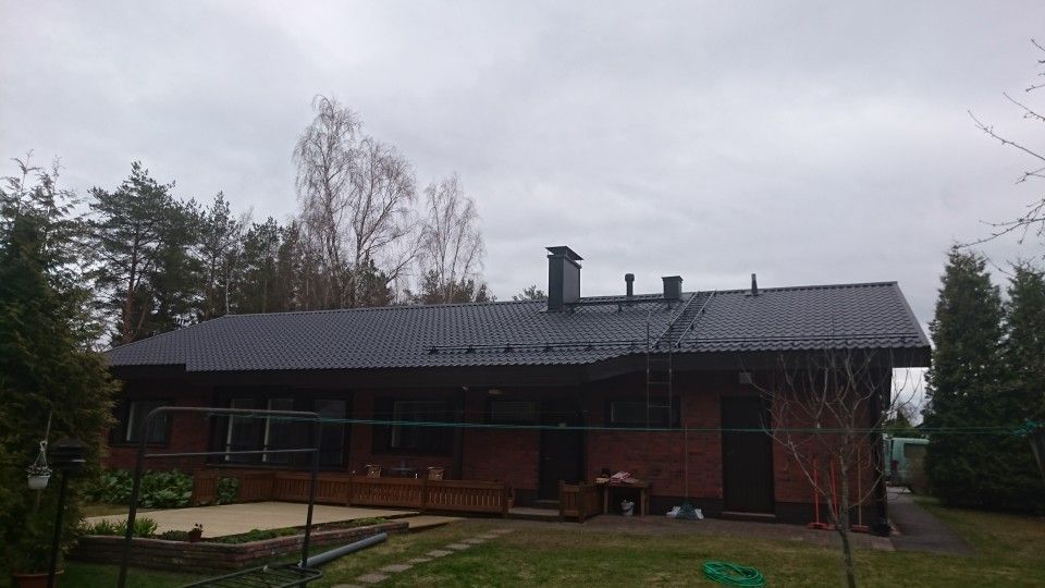 Omakotitalo kattoremontin jälkeen.