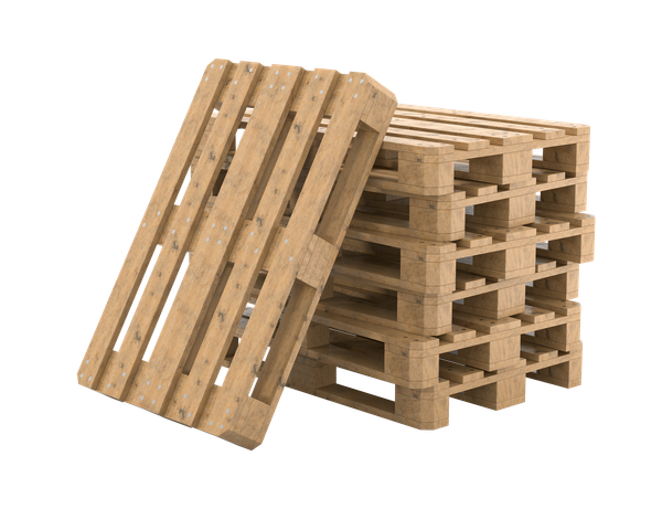 Des palettes en bois empilées, dont une appuyée contre le devant.