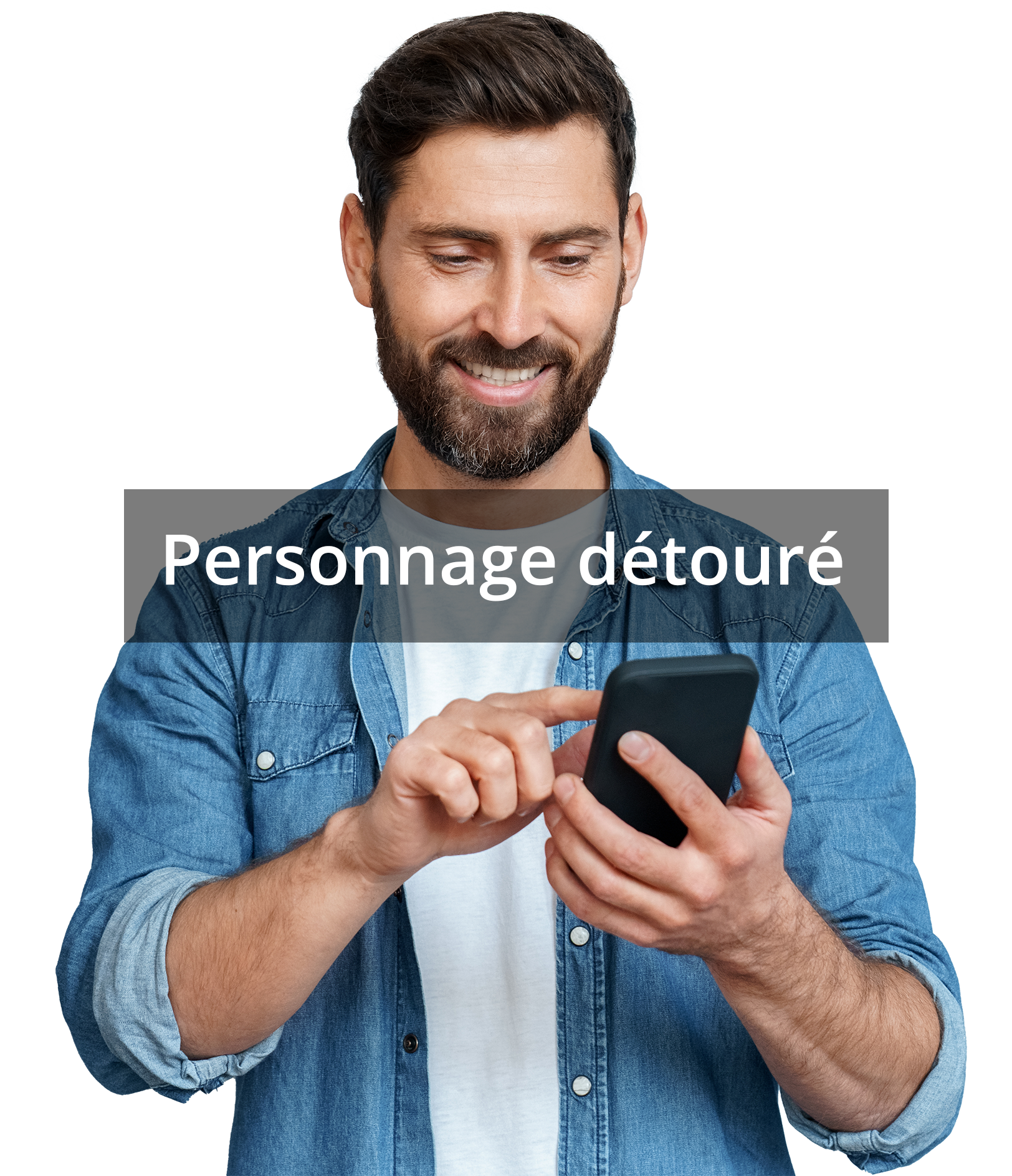 Homme barbu souriant, utilisant un smartphone. Vêtu d'une chemise en jean bleu.