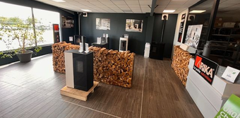 Un showroom avec plusieurs poêles à bois et granulés d'exposé.