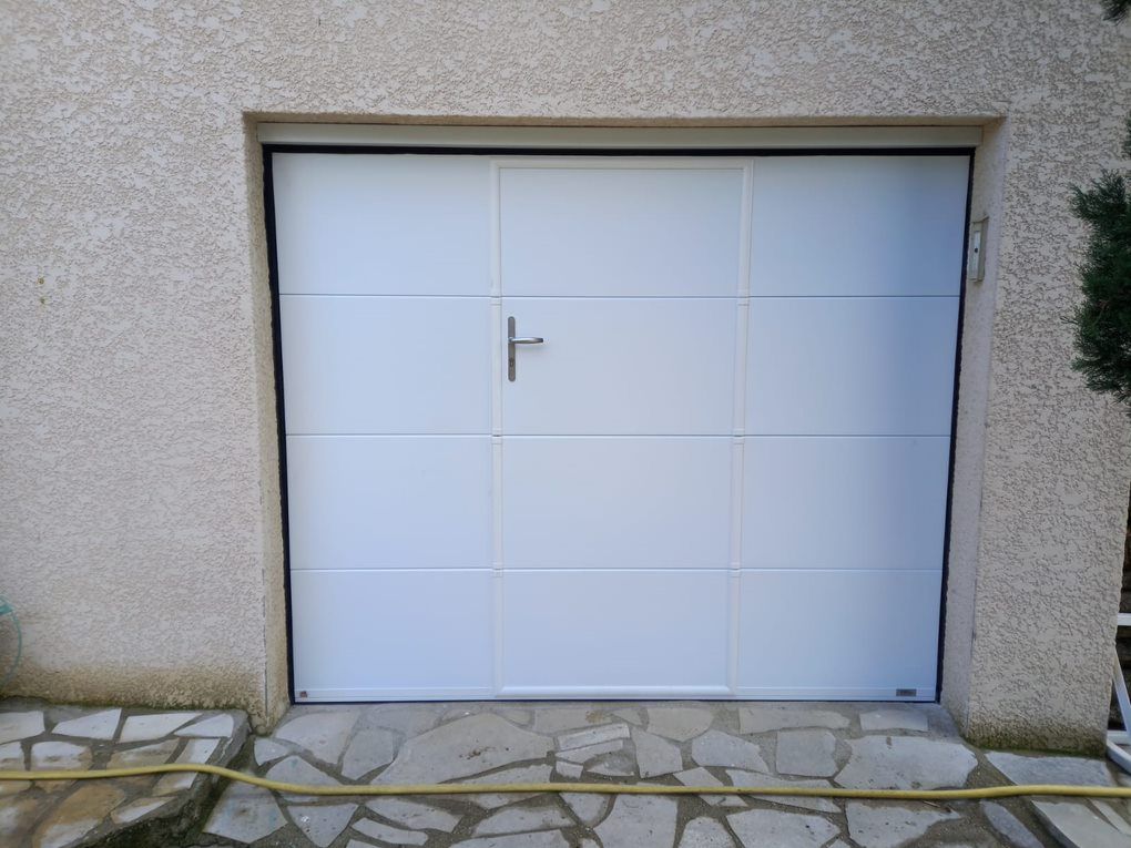 Porte de garage blanche avec porte à clé
