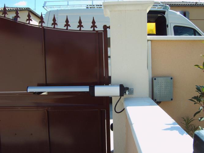 Portail en alu imitation fer motorisé