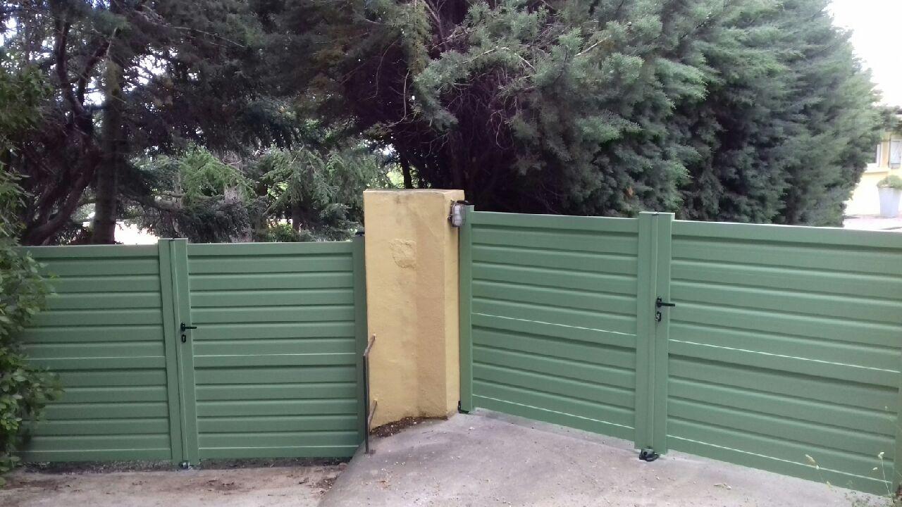 Portail et portillon verts