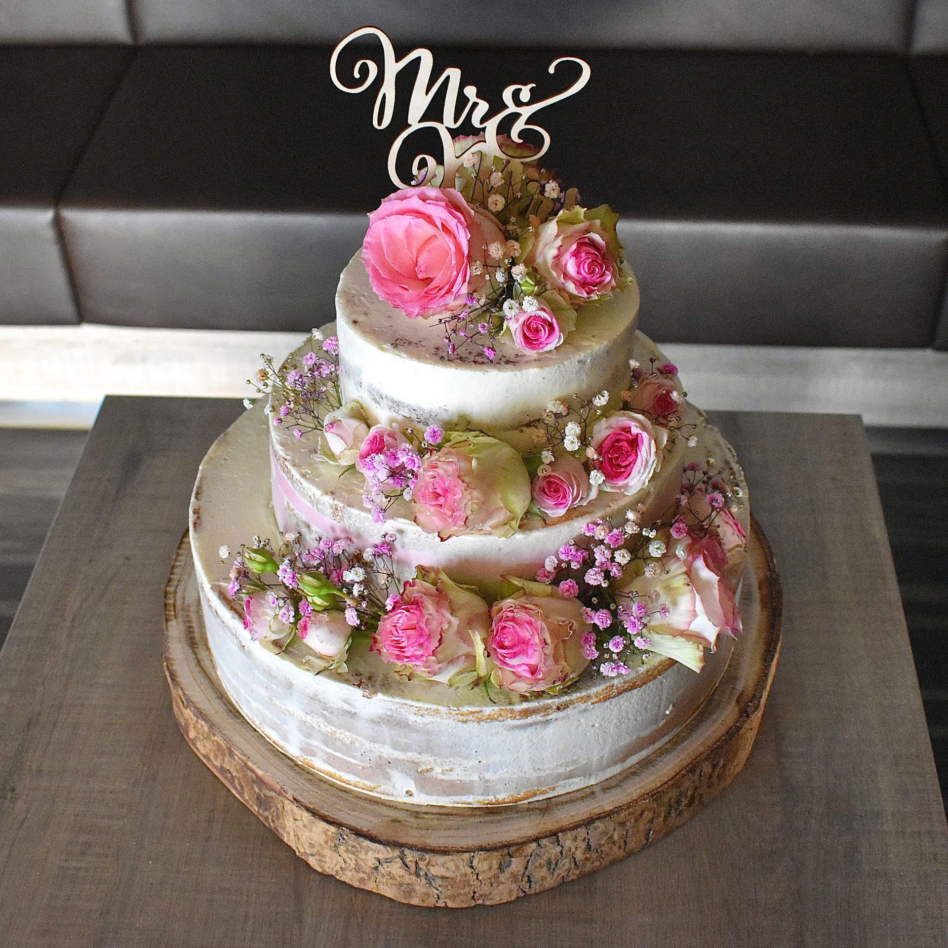 Dreistöckige Torte mit Rosa Blumen Deko