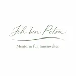Logo: „Ich bin Petra“ in Schreibschrift, darunter in kleinerer Schrift „Mentor für innere Welten“. Grüner Text, weißer Hintergrund.