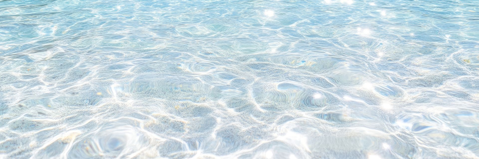 Eau bleue claire avec des reflets de soleil, idéale pour un fond relaxant.