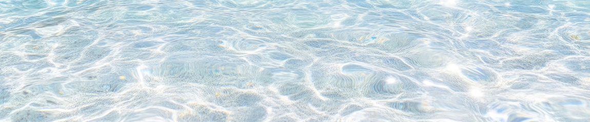 Eau turquoise claire et scintillante aux reflets de soleil.