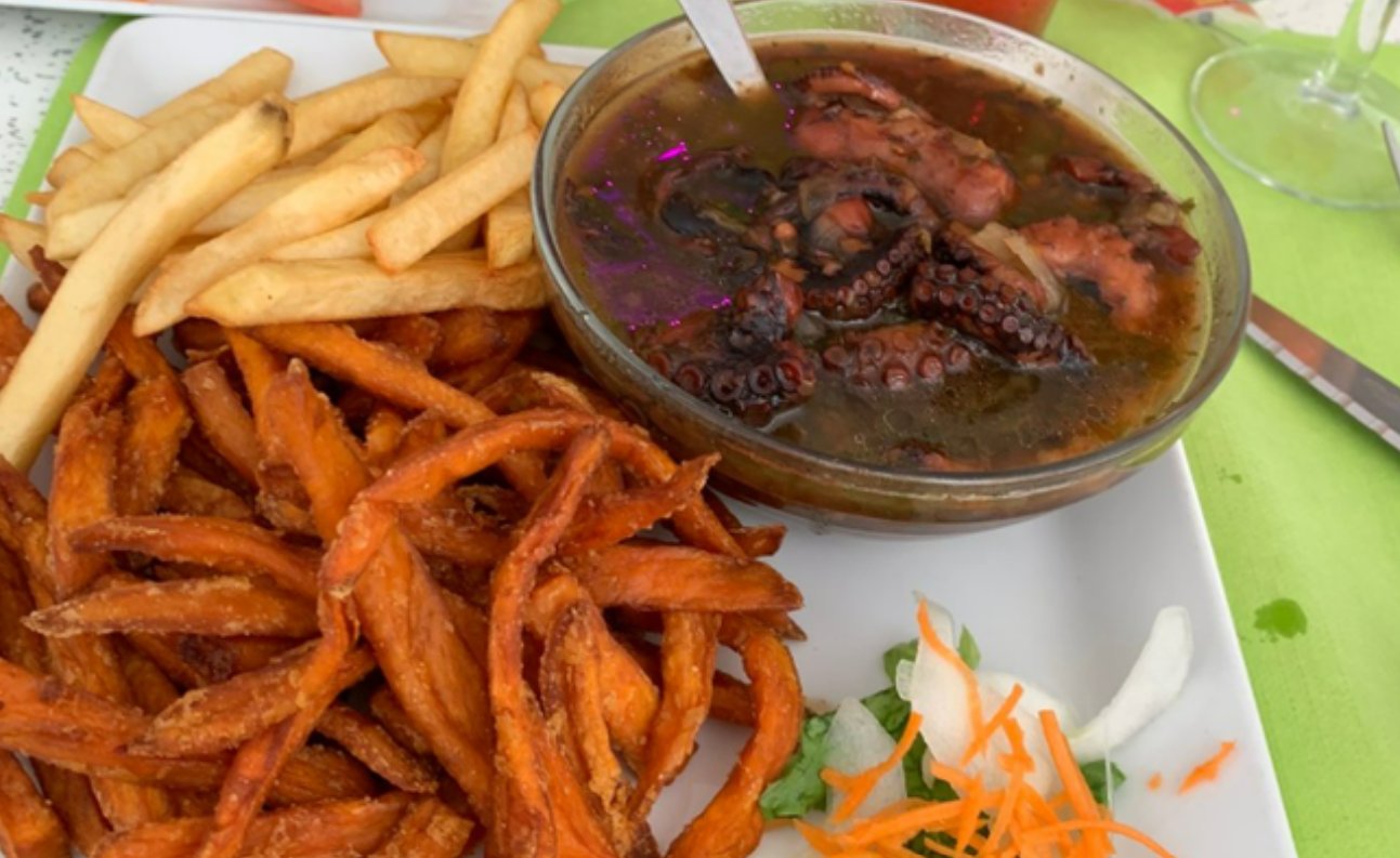 Assiette de frites de patates douces, frites régulières et un bol de ragoût noir.