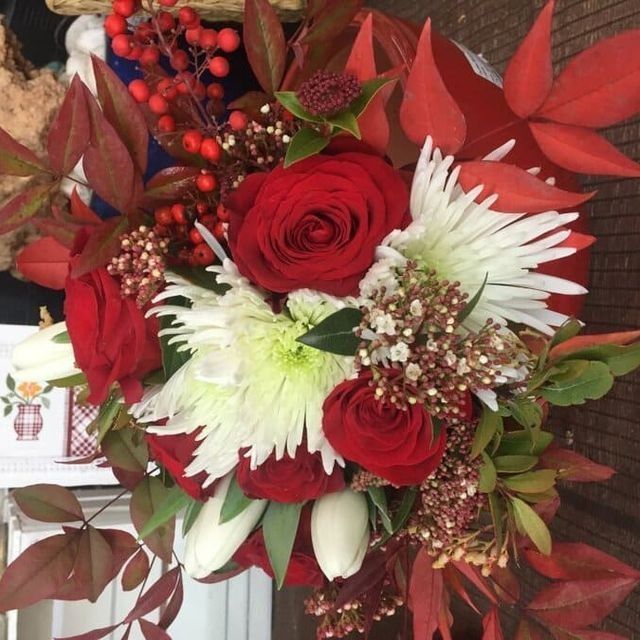 Ramo floral en rojo y blanco con rosas, crisantemos y hojas otoñales