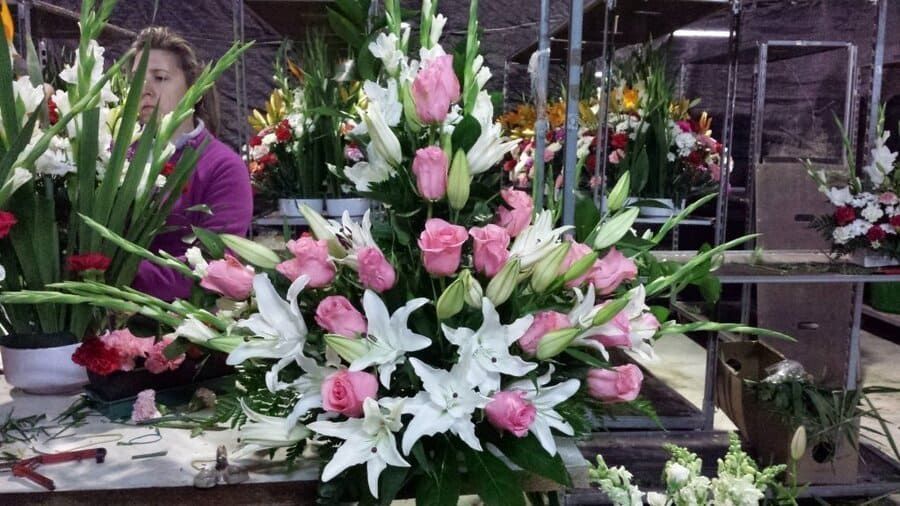 Ramos de tulipanes rosas y blancos en un puesto de un mercado de flores al aire libre
