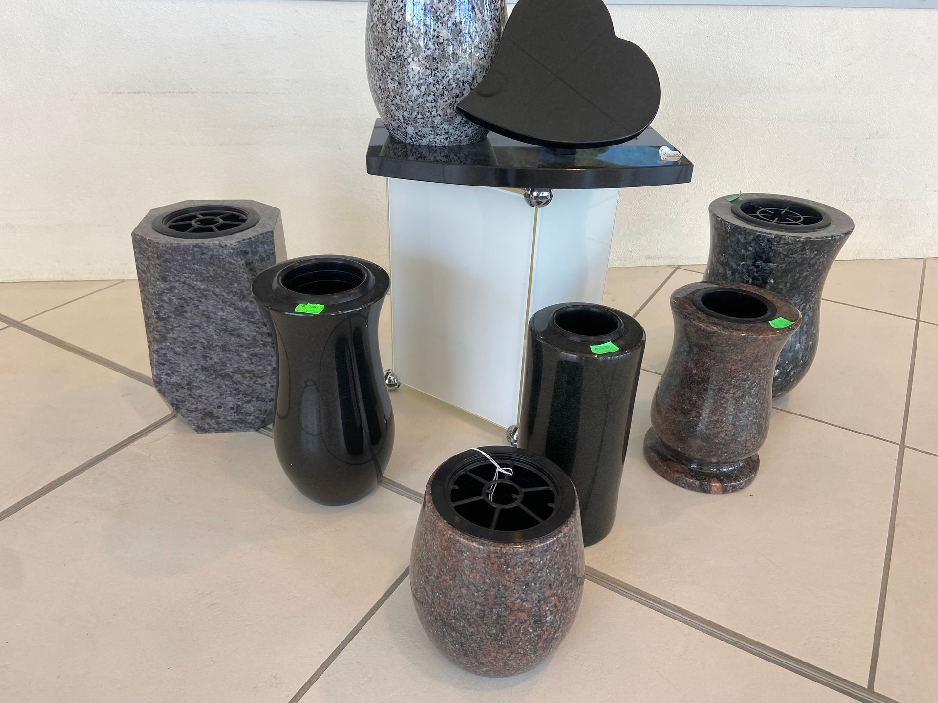 Des vases en granit