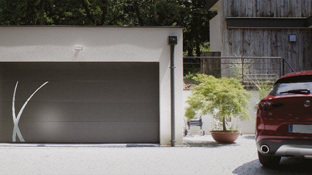 Porte de garage sectionnelle verticale dans une superbe résidence