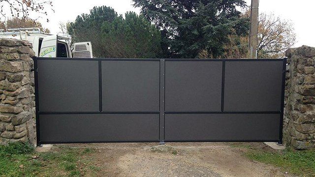 Portail coulissant automatique en acier forgé noir et gris