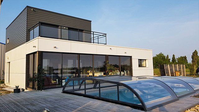 Garde-corps en verre et acier sur terrasse aérienne d'une superbe maison d'architecte