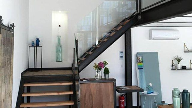 Escalier avec garde-corps en verre, acier et bois