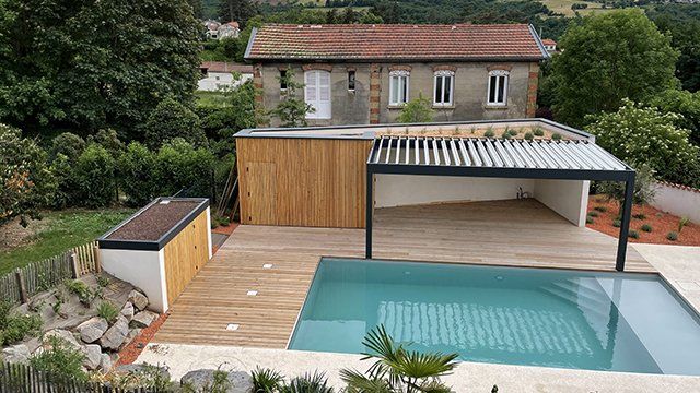 Pergola bioclimatique design sur terrasse en bois et piscine creusée